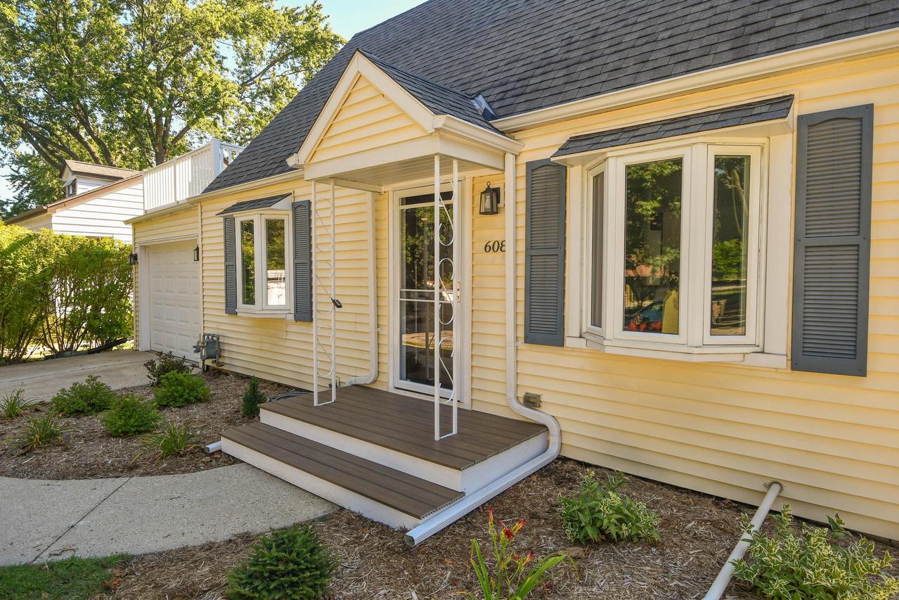 608 N 113th St, Wauwatosa, WI 53226