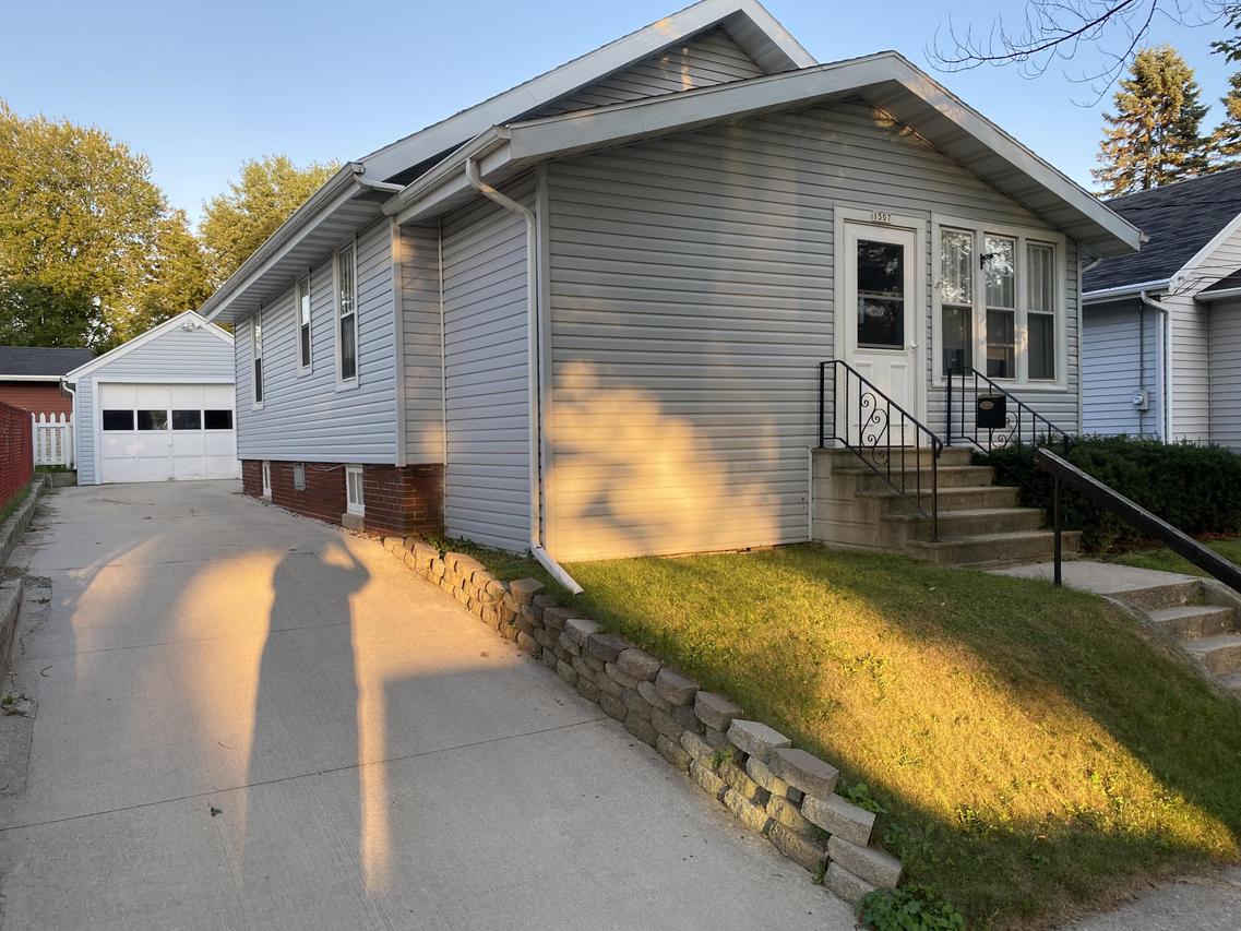 1507 S 14th St., Manitowoc, WI 54220