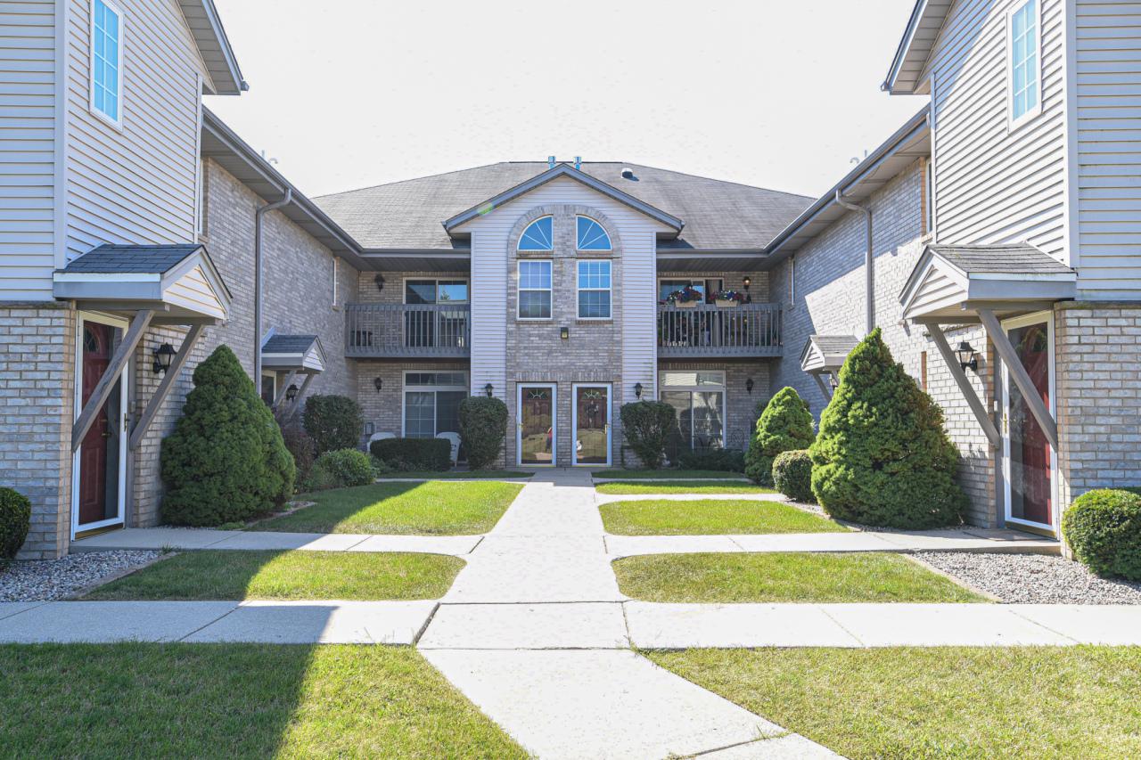 235 W Aspen Dr. #5, Oak Creek, WI 53154
