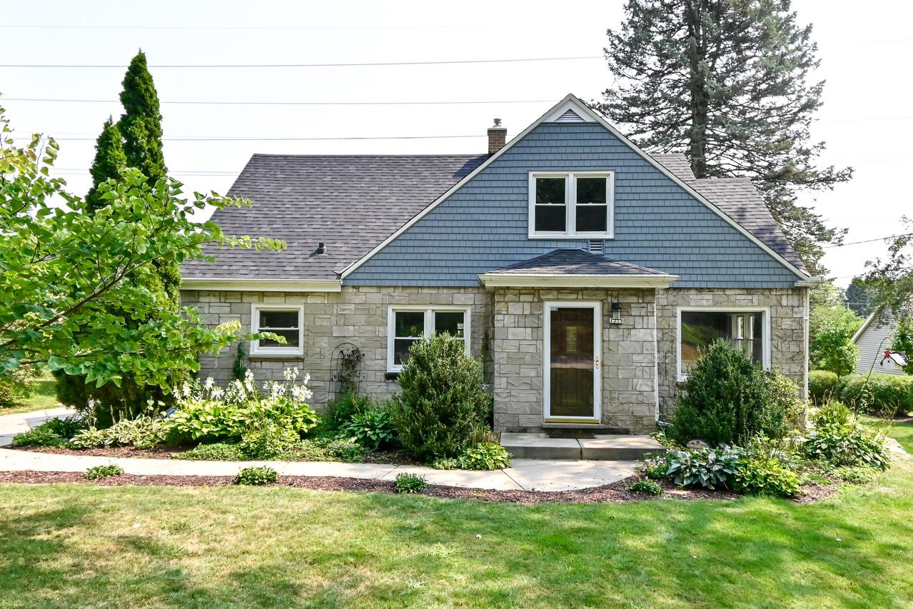 1218 N 120th St., Wauwatosa, WI 53226