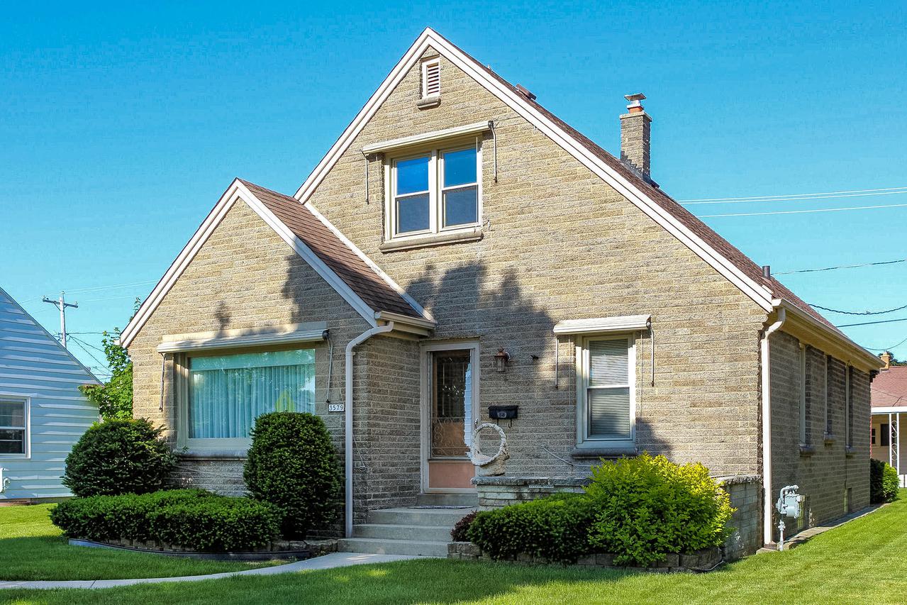 3579 S 15th St., Milwaukee, WI 53221