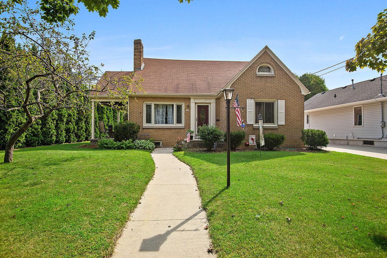 1145 N 17th St, Manitowoc, WI 54220