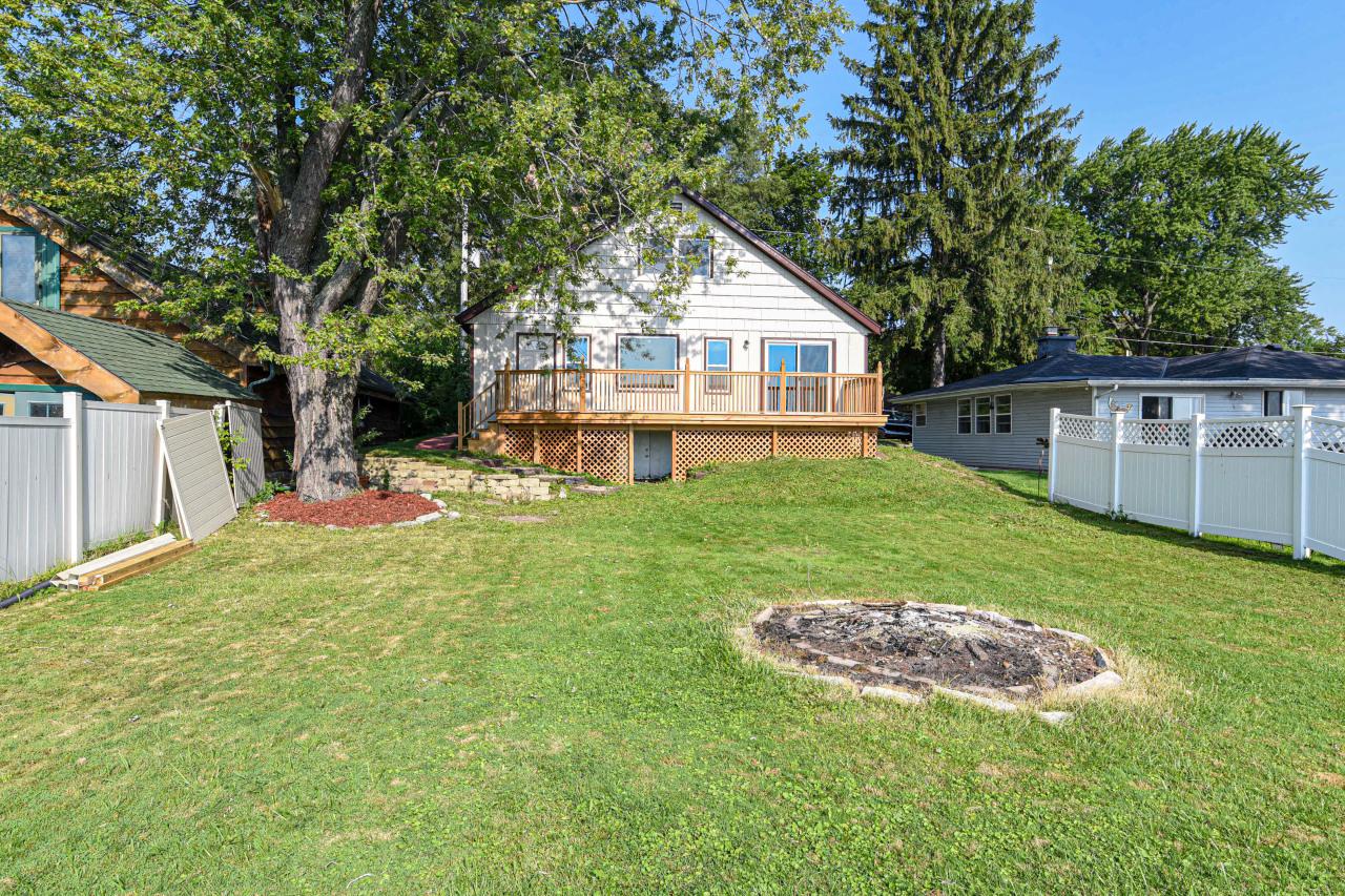 W300S10370 S Lakeside Dr, Mukwonago, WI 53149