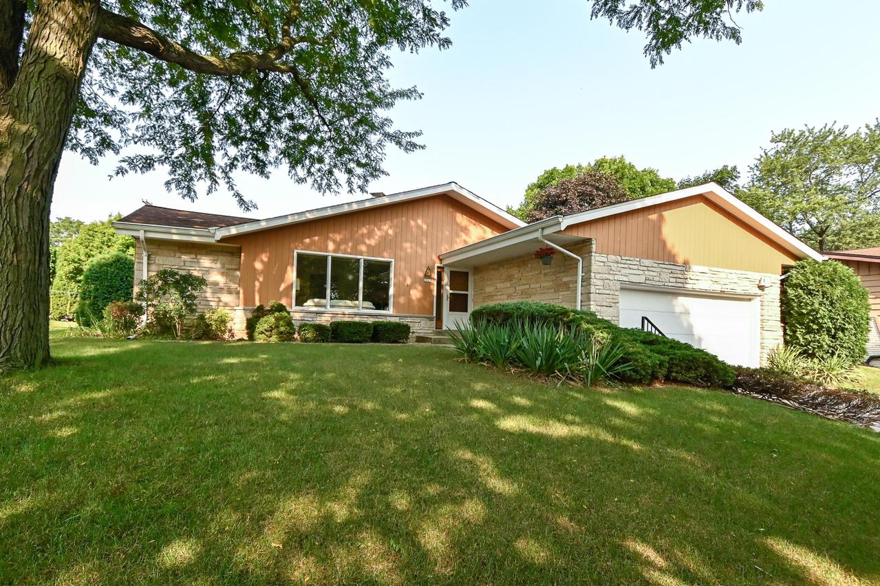 2915 N 122nd St., Wauwatosa, WI 53222