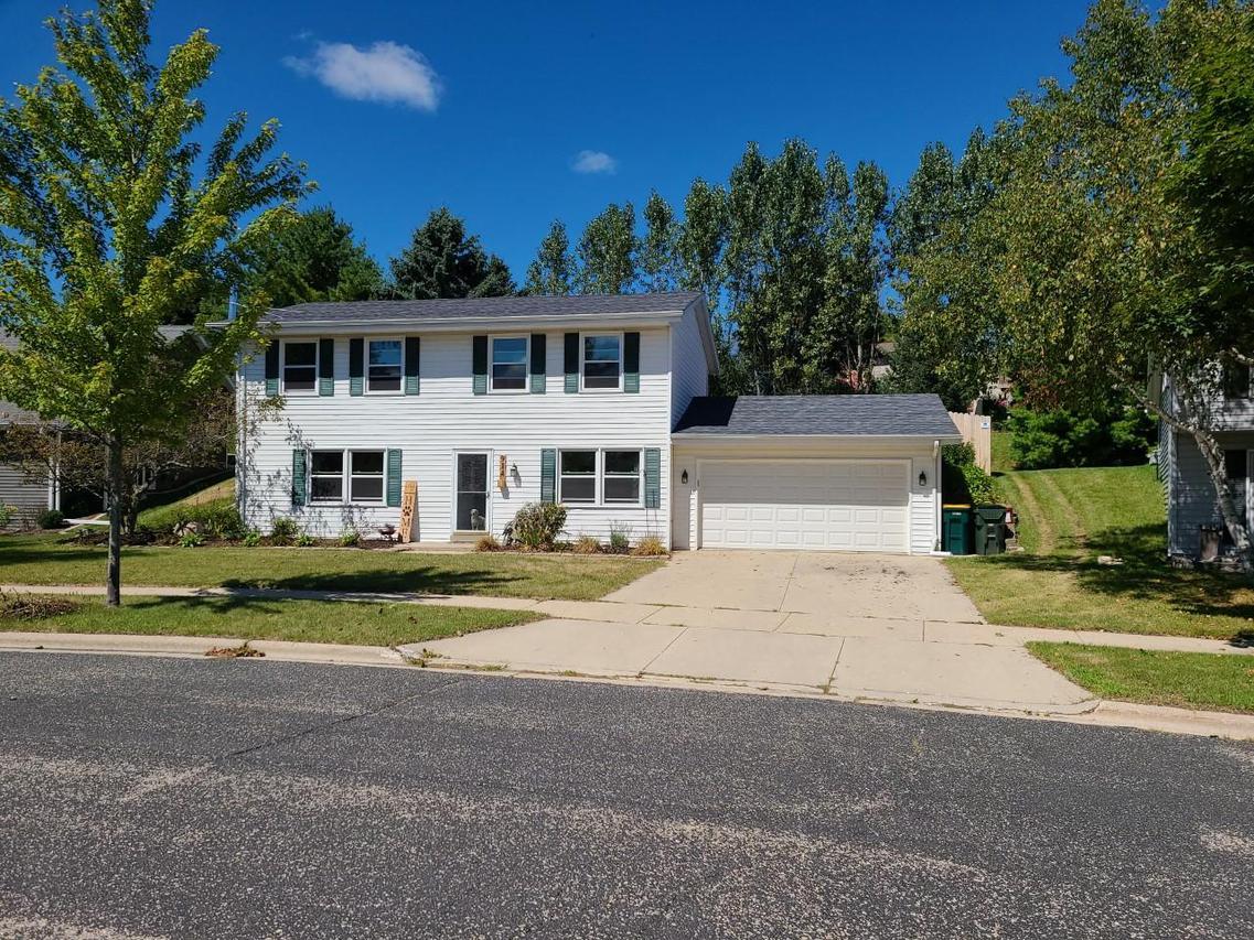 914 W Kings Ridge Ct., West Bend, WI 53090