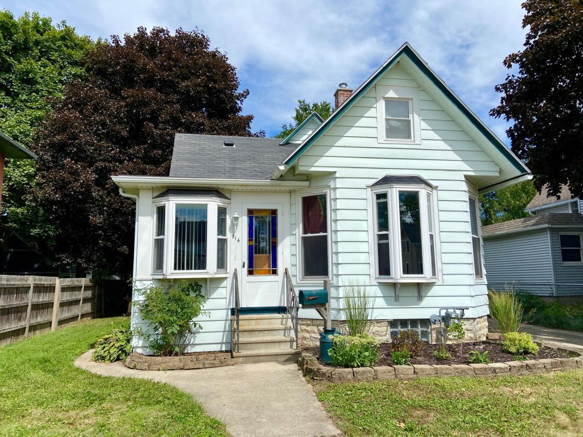 914 Lincoln Ave., Waukesha, WI 53186
