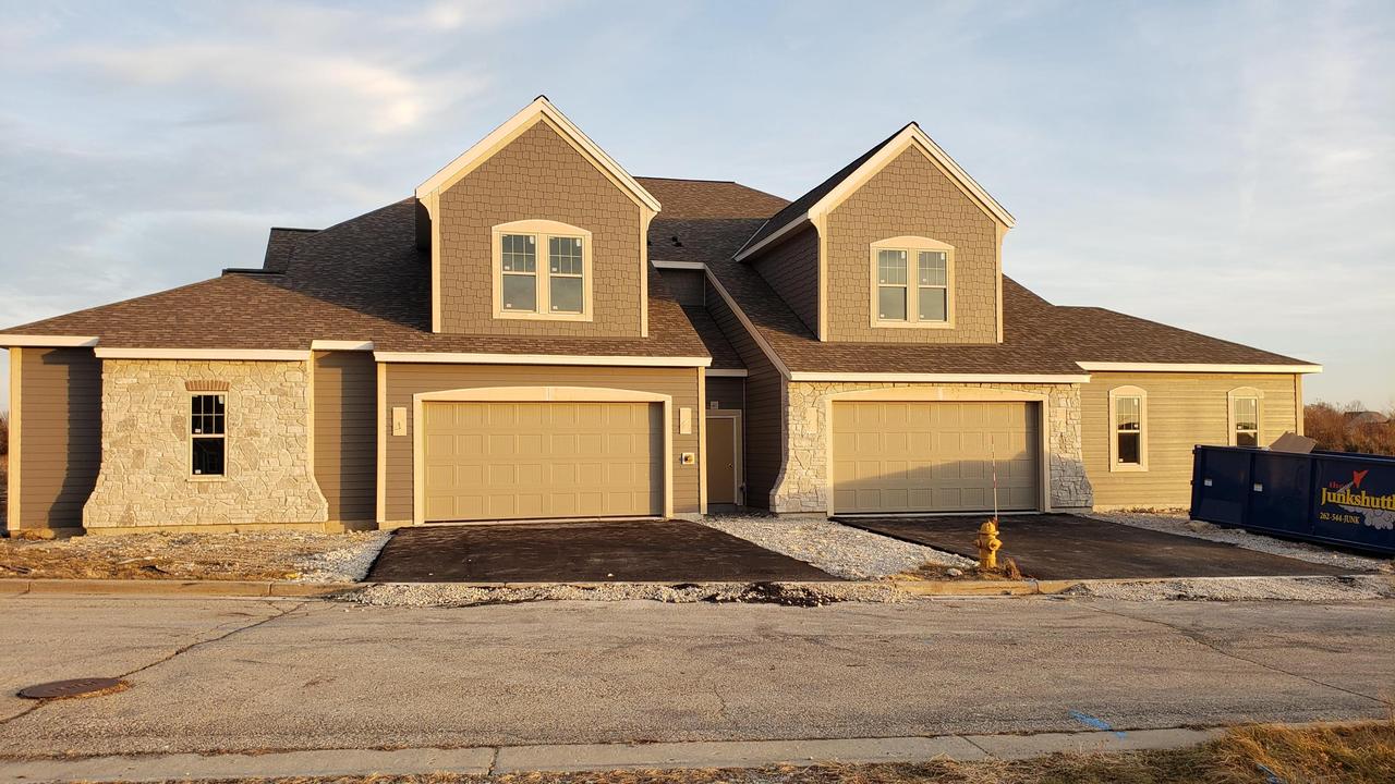 2853 Fox Lake #70, Waukesha, WI 53189