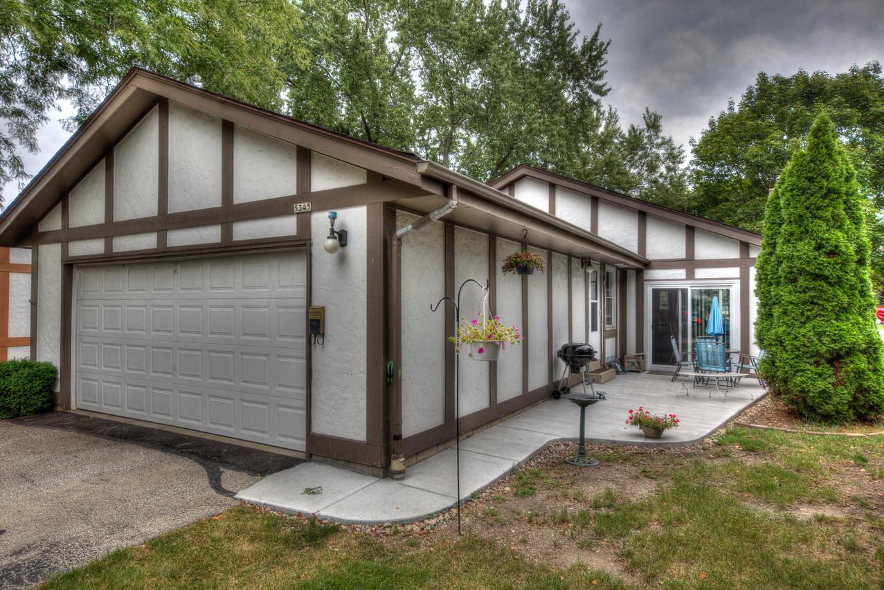 5345 S Somerset Ln, Greenfield, WI 53221