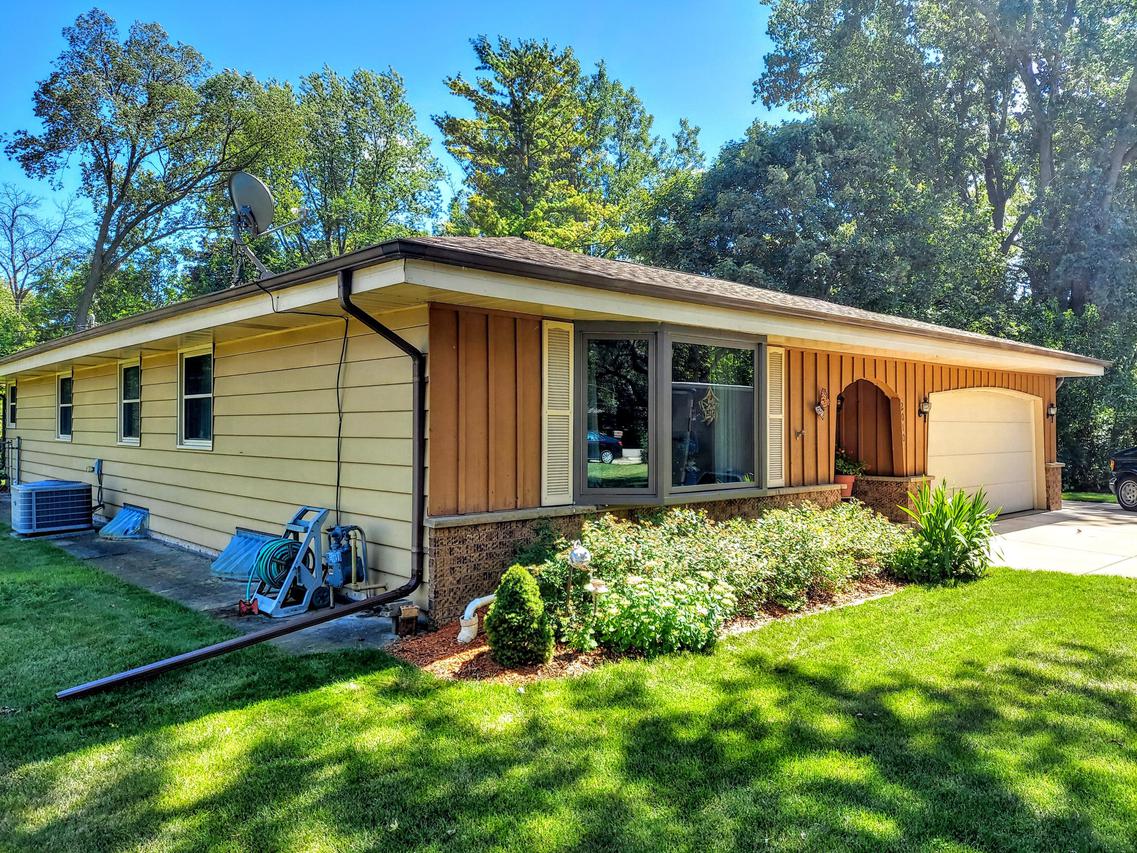 2010 S Rogers Ct, New Berlin, WI 53146