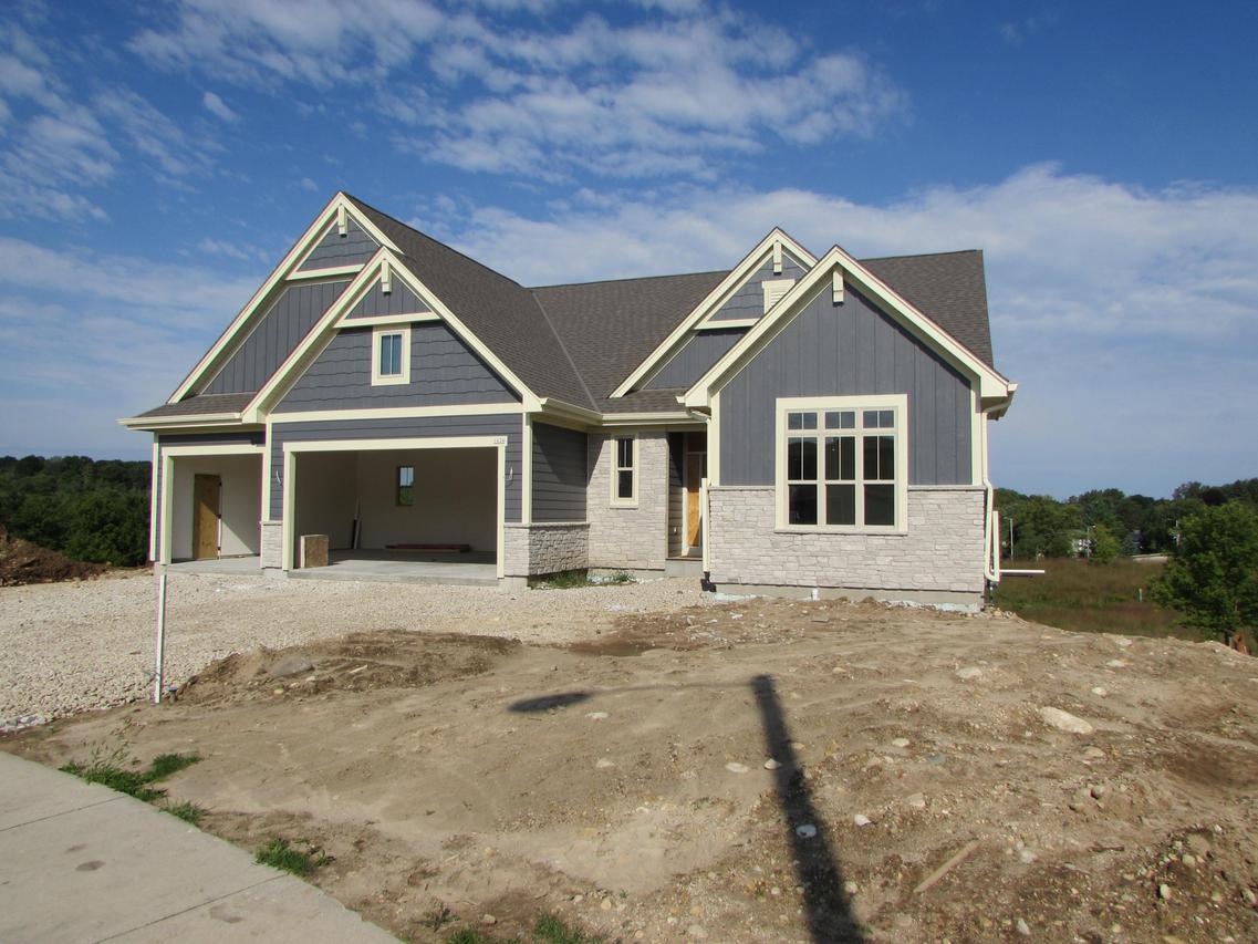1626 Hawthorn Ln, West Bend, WI 53095