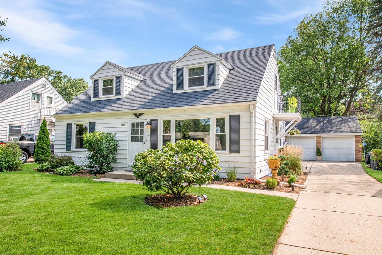 4542 N 107th St, Wauwatosa, WI 53225