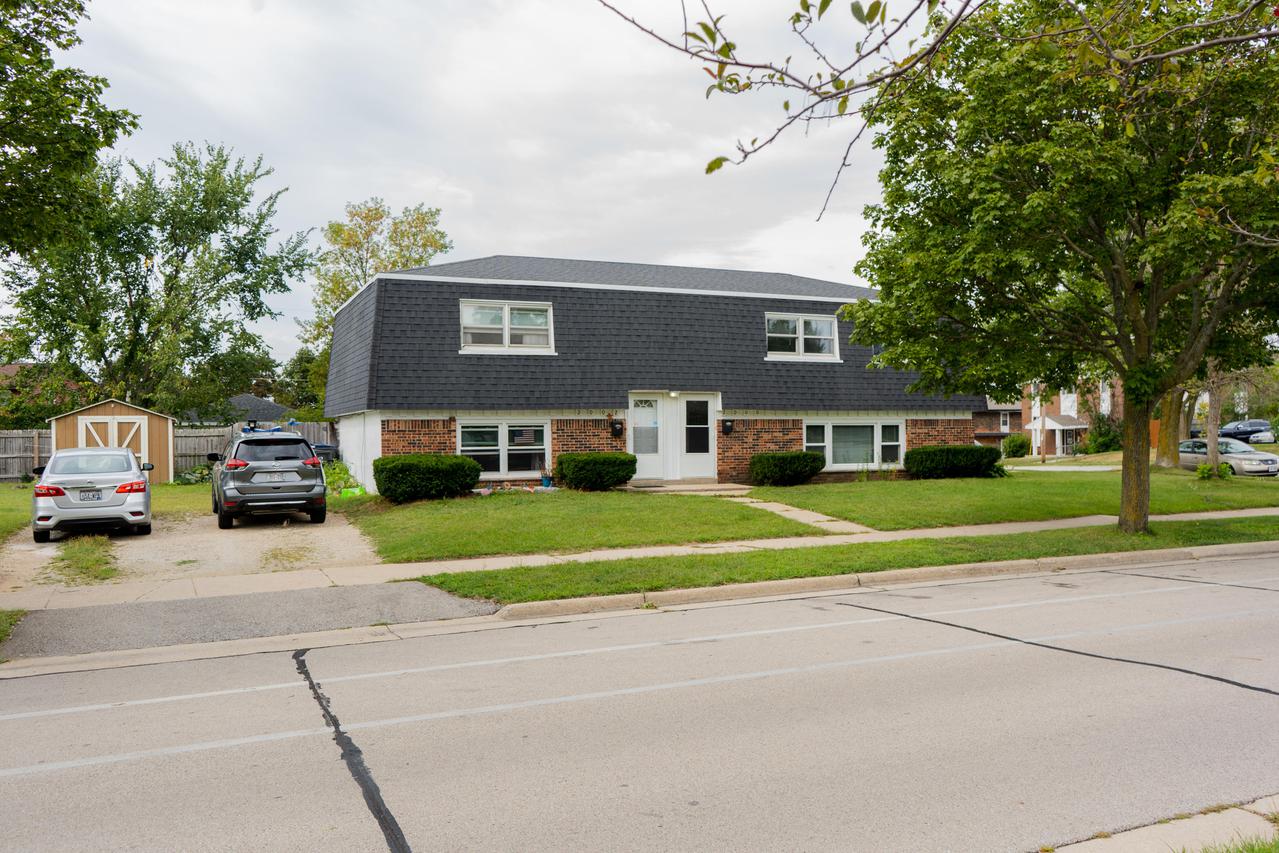 2000 S Grand Ave #2002, Waukesha, WI 53189