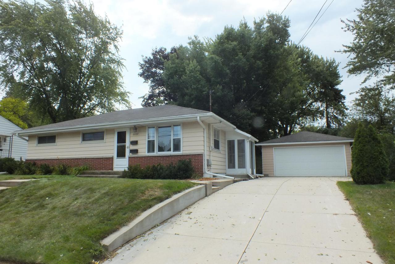 2227 Easy St, Waukesha, WI 53188