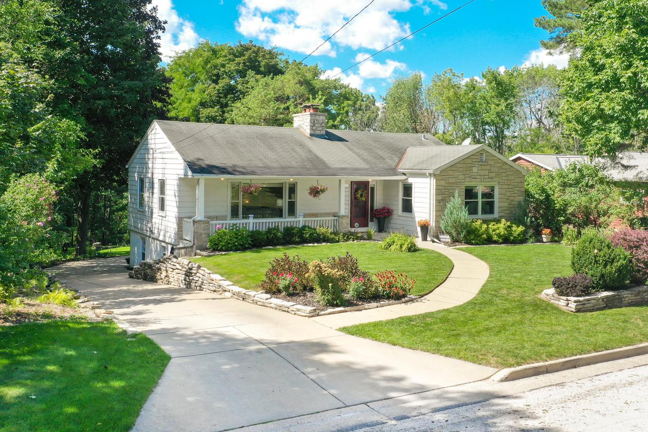 715 N 117th St, Wauwatosa, WI 53226