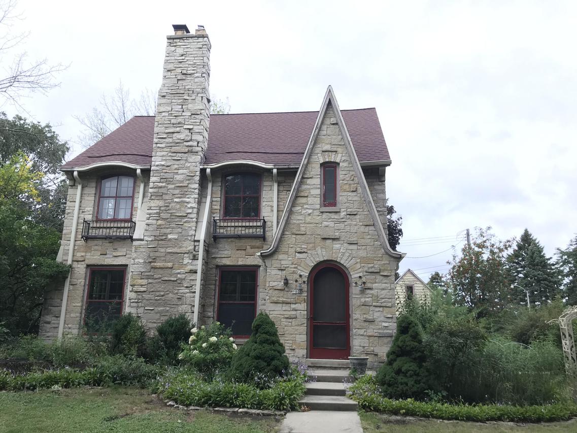 9804 W Grantosa Dr, Wauwatosa, WI 53222