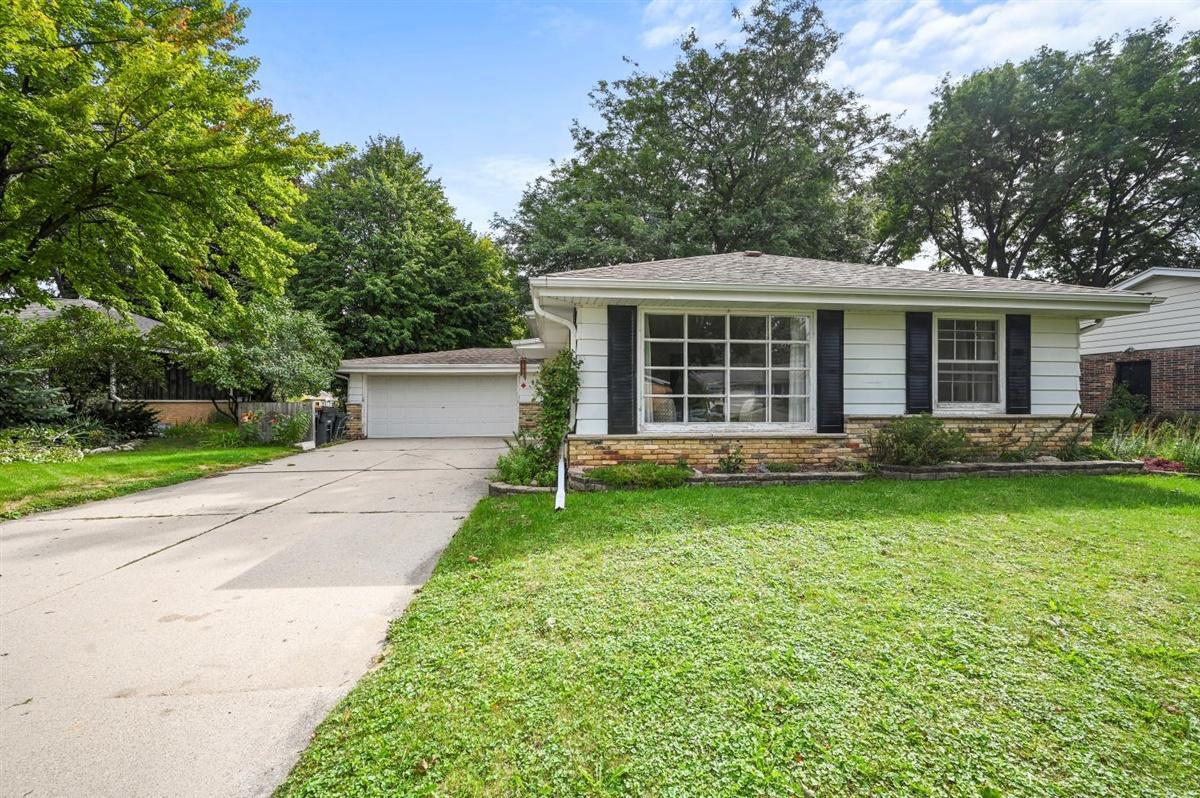 3024 N 122nd St, Wauwatosa, WI 53222