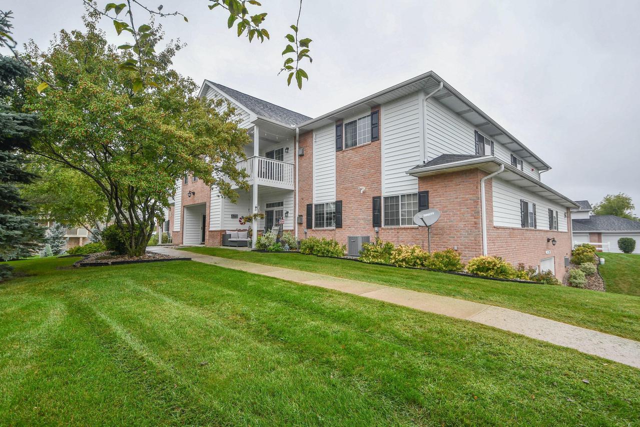 W241N2533 E Parkway Meadow #5, Pewaukee, WI 53072