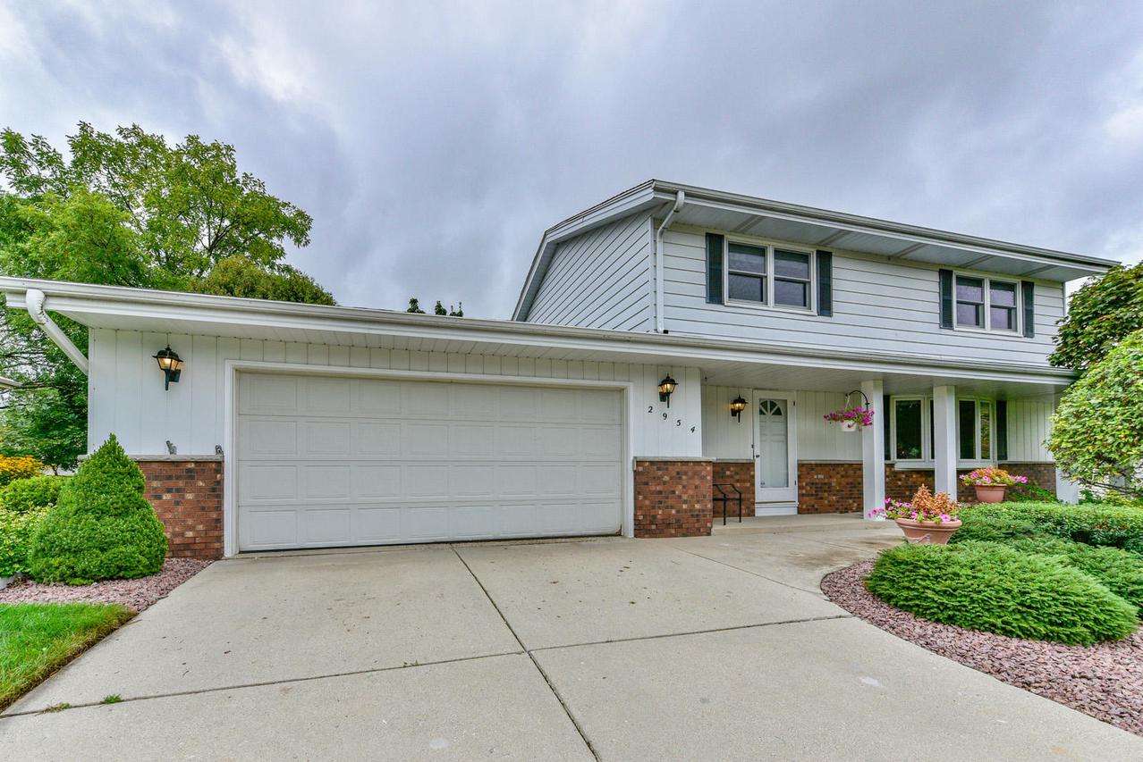 2954 W Briarwood Dr., Franklin, WI 53132