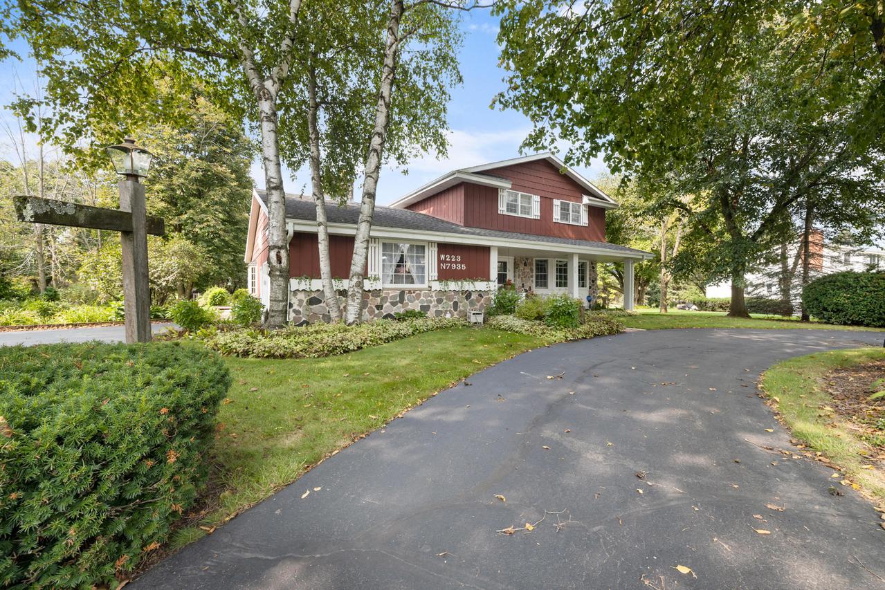 W223N7935 Plainview Pkwy, Lisbon, WI 53089