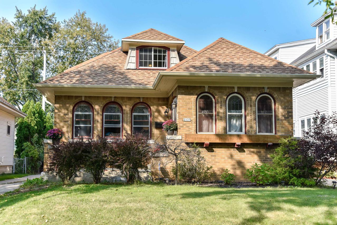 2137 N 60th St, Wauwatosa, WI 53208