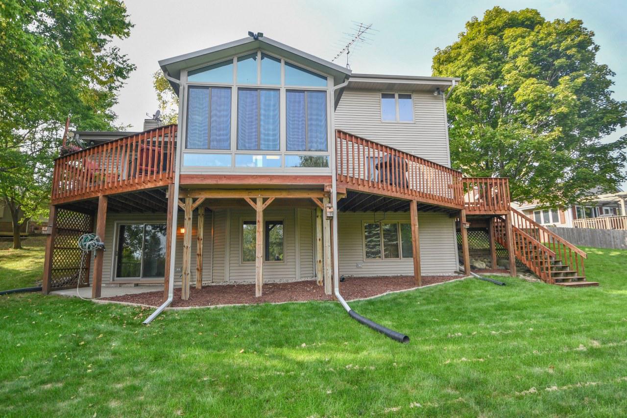 703 Sunrise Ct., Waukesha, WI 53188
