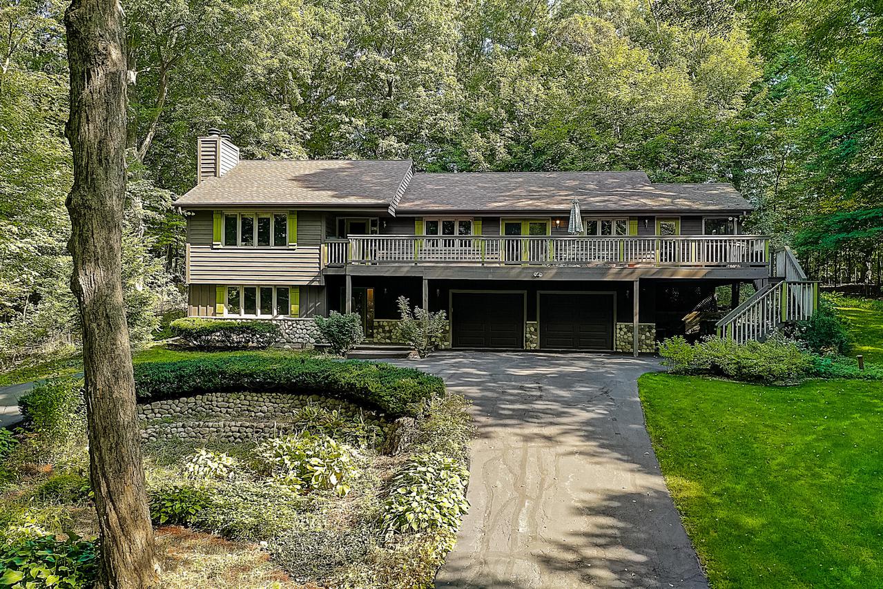 S44W22046 Sun Ridge Dr., Waukesha, WI 53189