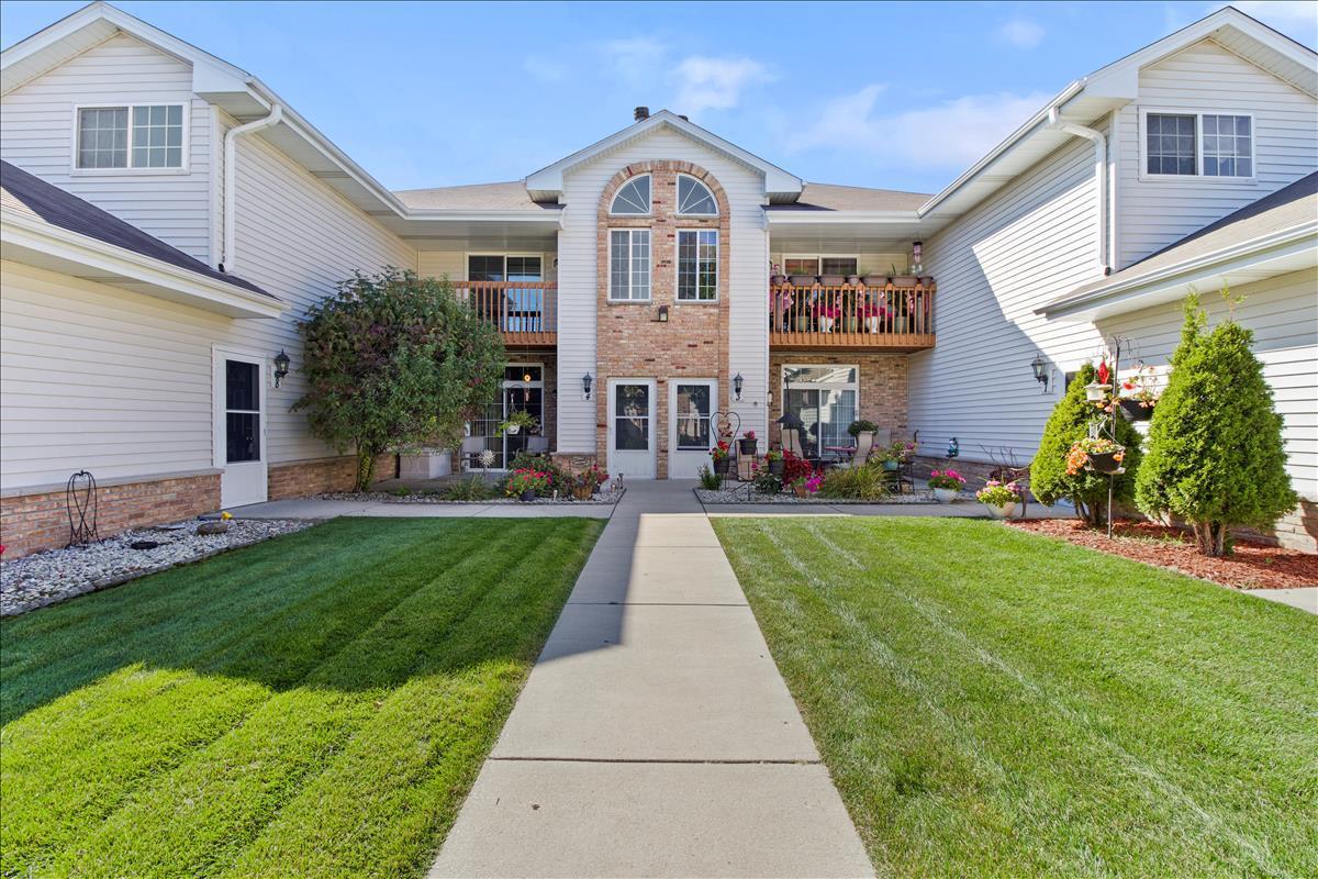 6240 S Creekside Dr #8, Cudahy, WI 53110