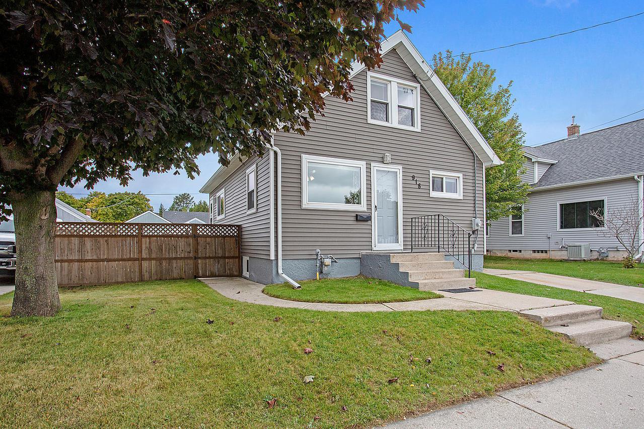 918 S 29th St., Manitowoc, WI 54220