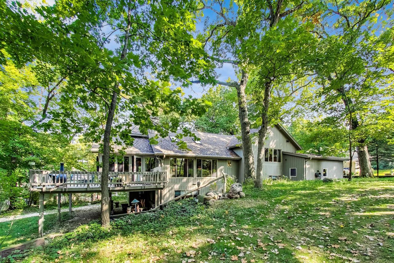 414 Deerpath -, Fontana, WI 53125