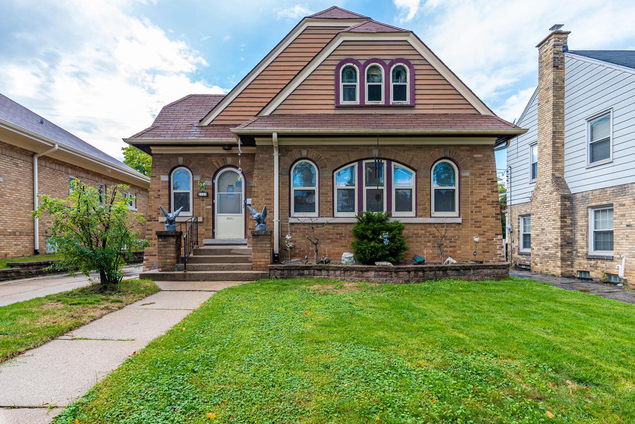 2327 N 73rd St, Wauwatosa, WI 53213