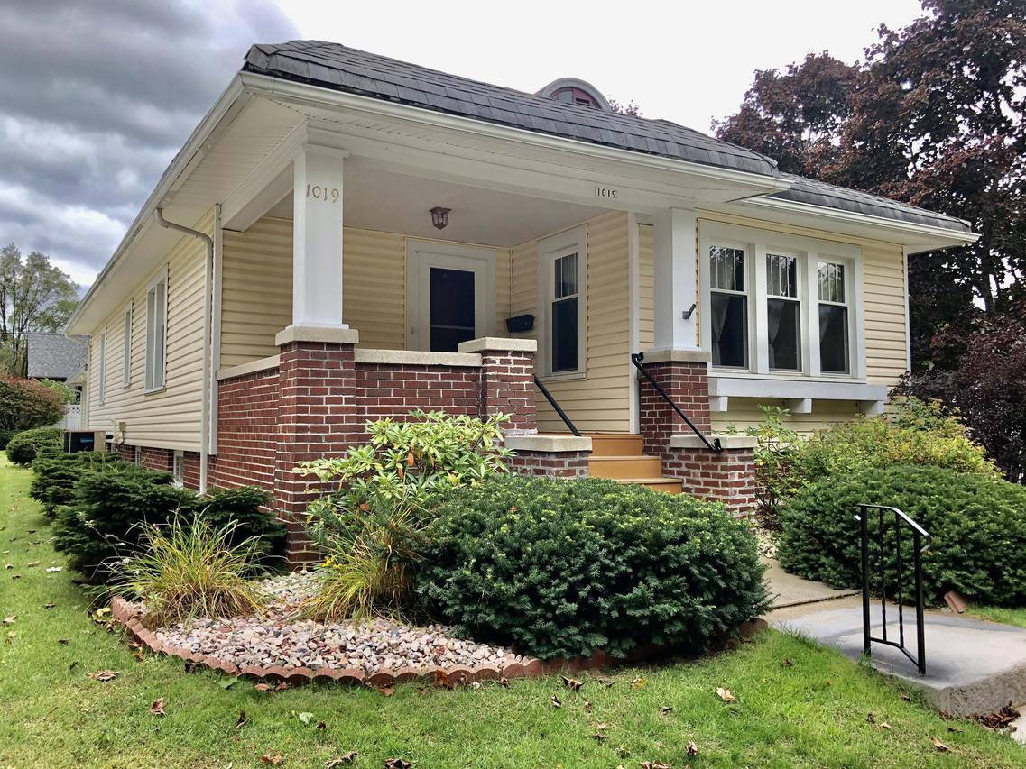 1019 Philippen St., Manitowoc, WI 54220