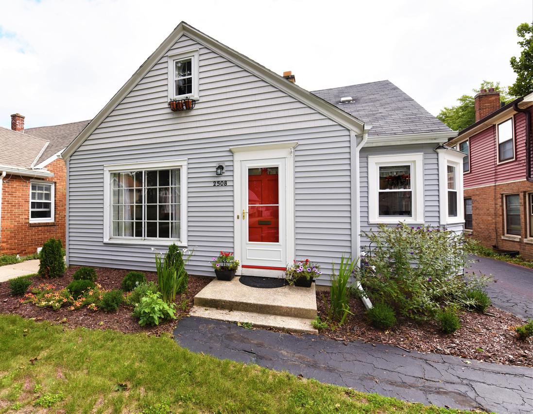 2508 N 62nd St, Wauwatosa, WI 53213