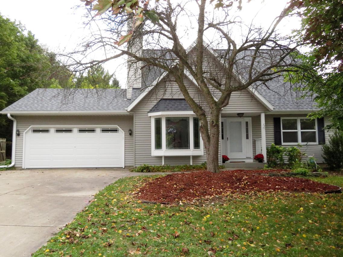 421 Lindenwood Dr, Hartland, WI 53029