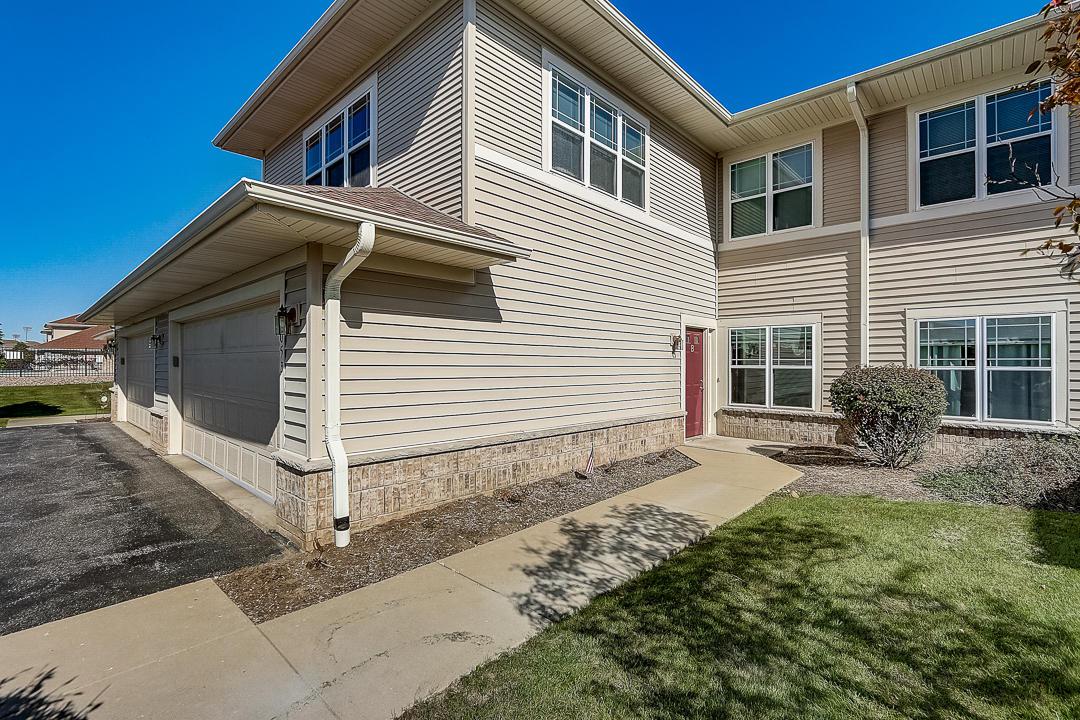 9405 S Cobblestone Way #B, Franklin, WI 53132