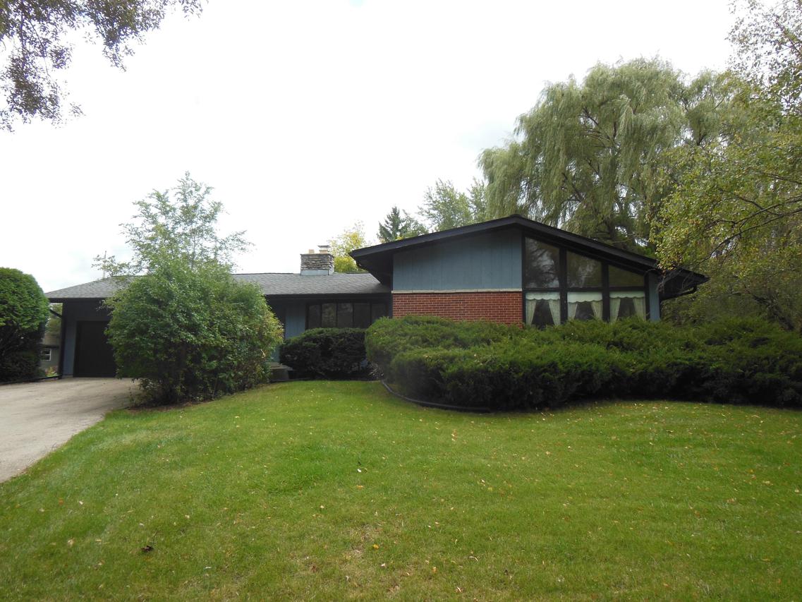 16015 W Top-o-hill Dr., New Berlin, WI 53151