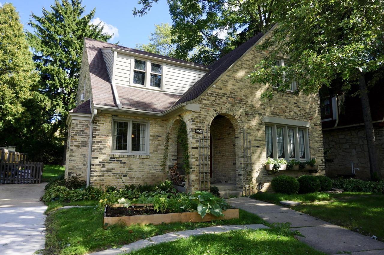 1630 N 69th St, Wauwatosa, WI 53213