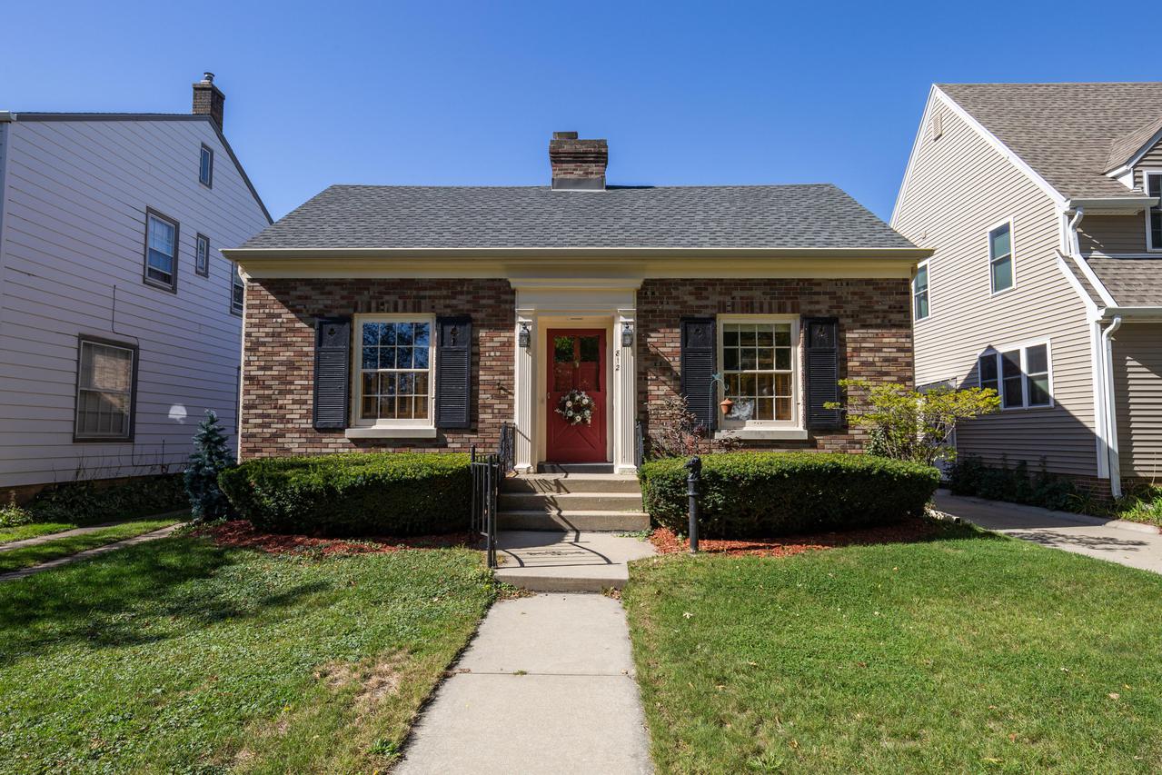 812 Lathrop Ave, Racine, WI 53405