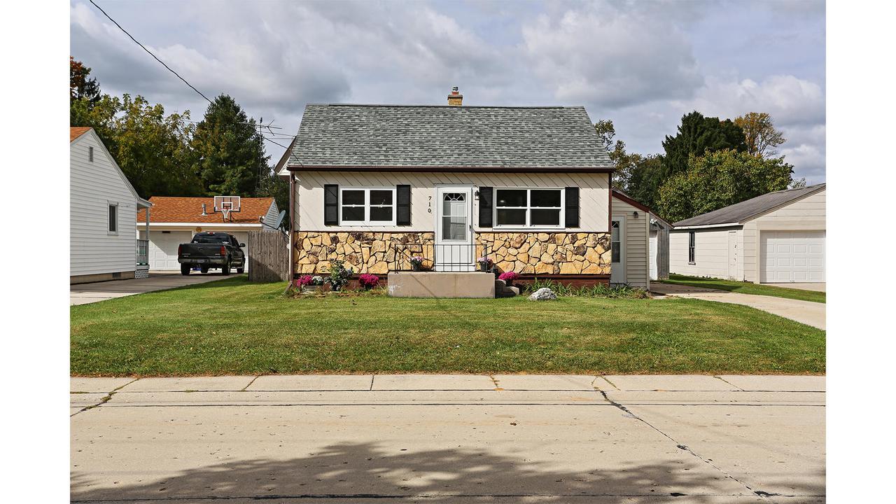 710 Woodlawn Dr., Manitowoc, WI 54220