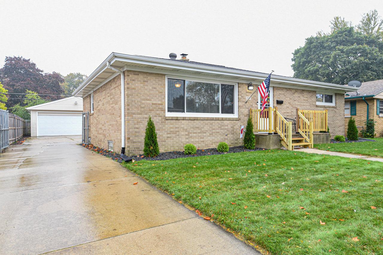 2821 Pinehurst Ave, Racine, WI 53403