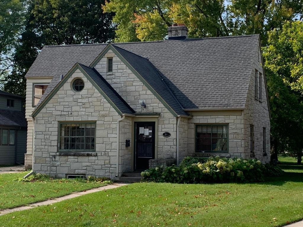 1044 Terrace Dr, West Bend, WI 53095