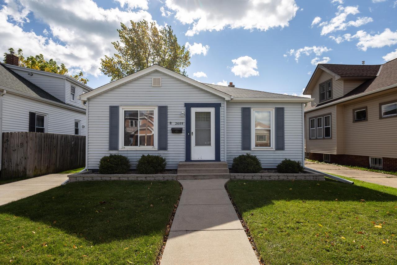 2609 Bate St, Racine, WI 53403