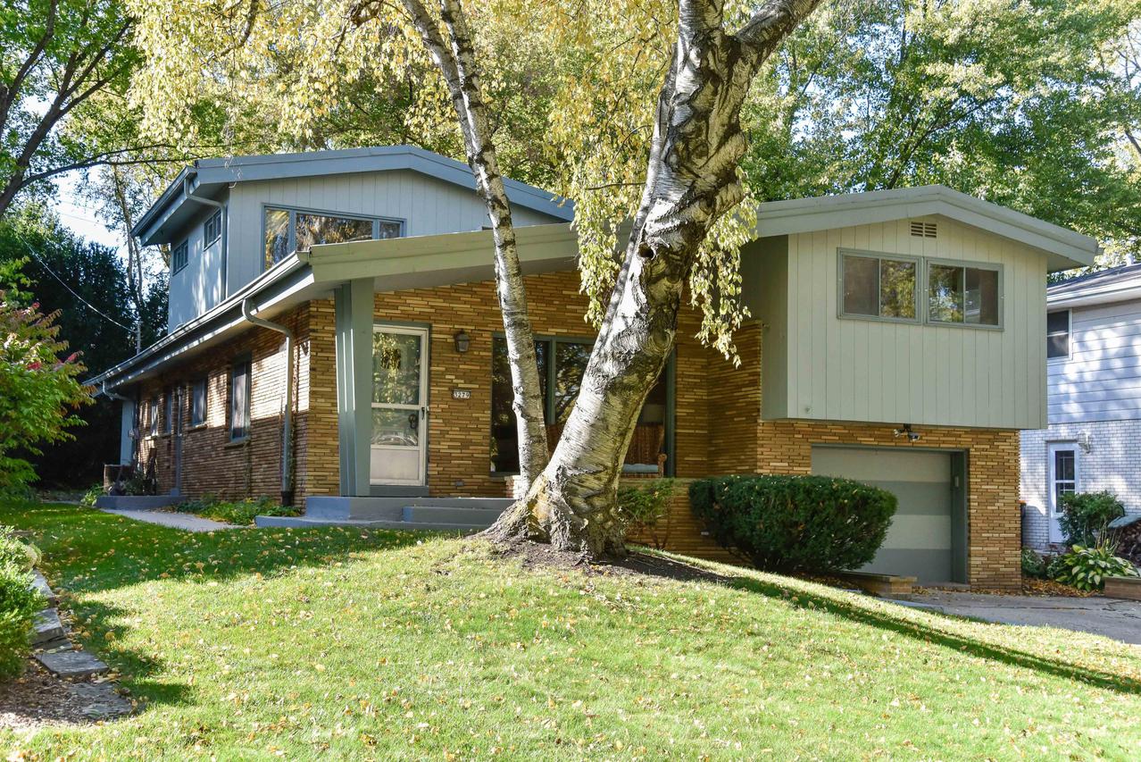 3279 N Knoll Ter, Wauwatosa, WI 53222
