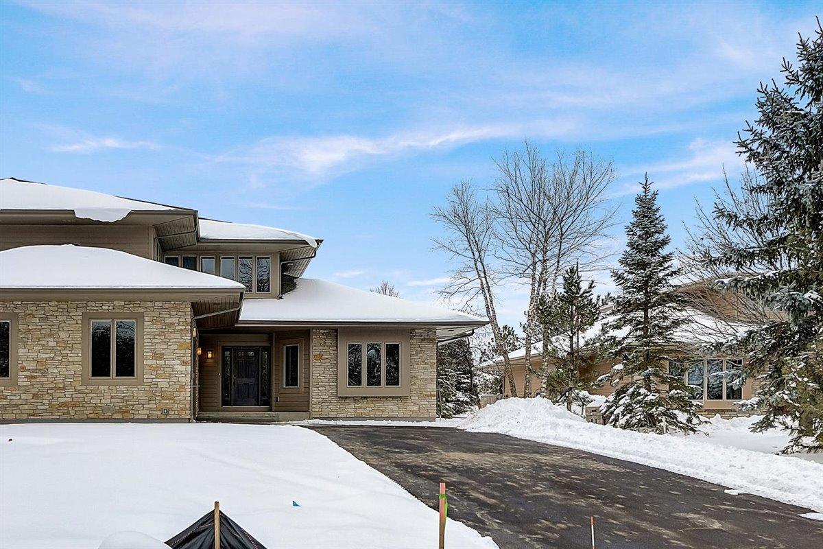 1205 E Sweetbriar Ln, Hartland, WI 53029
