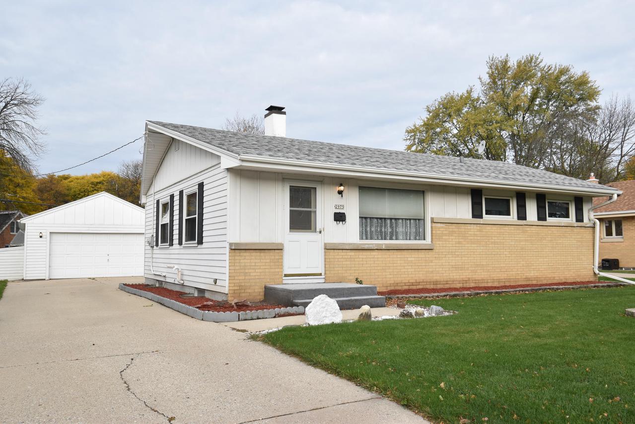 2975 S 101st St, West Allis, WI 53227