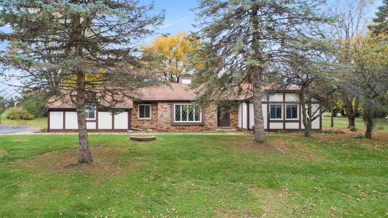 S42W25401 Dale Dr., Waukesha, WI 53189