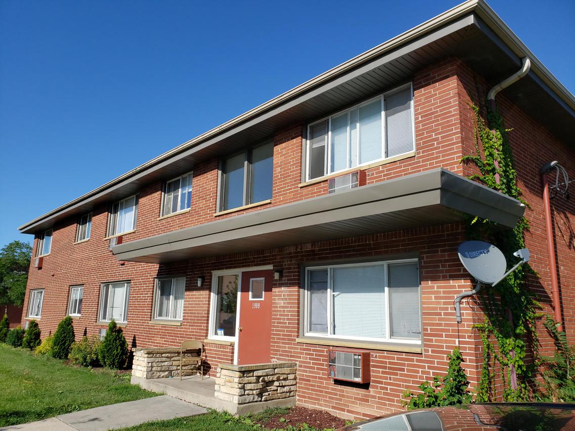 1909 Hickory Grove, Racine, WI 53403