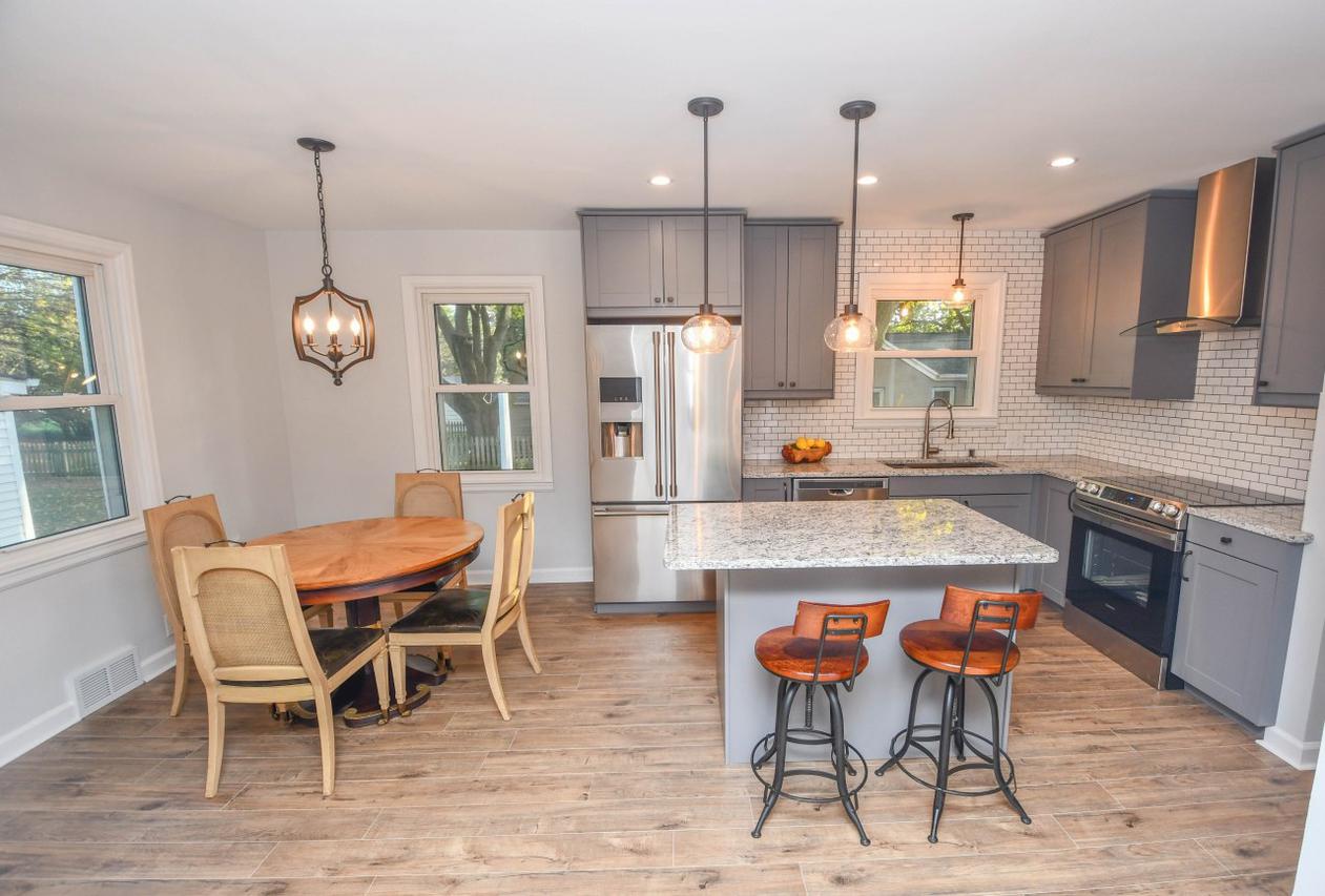 415 W River Front Dr., Glendale, WI 53217