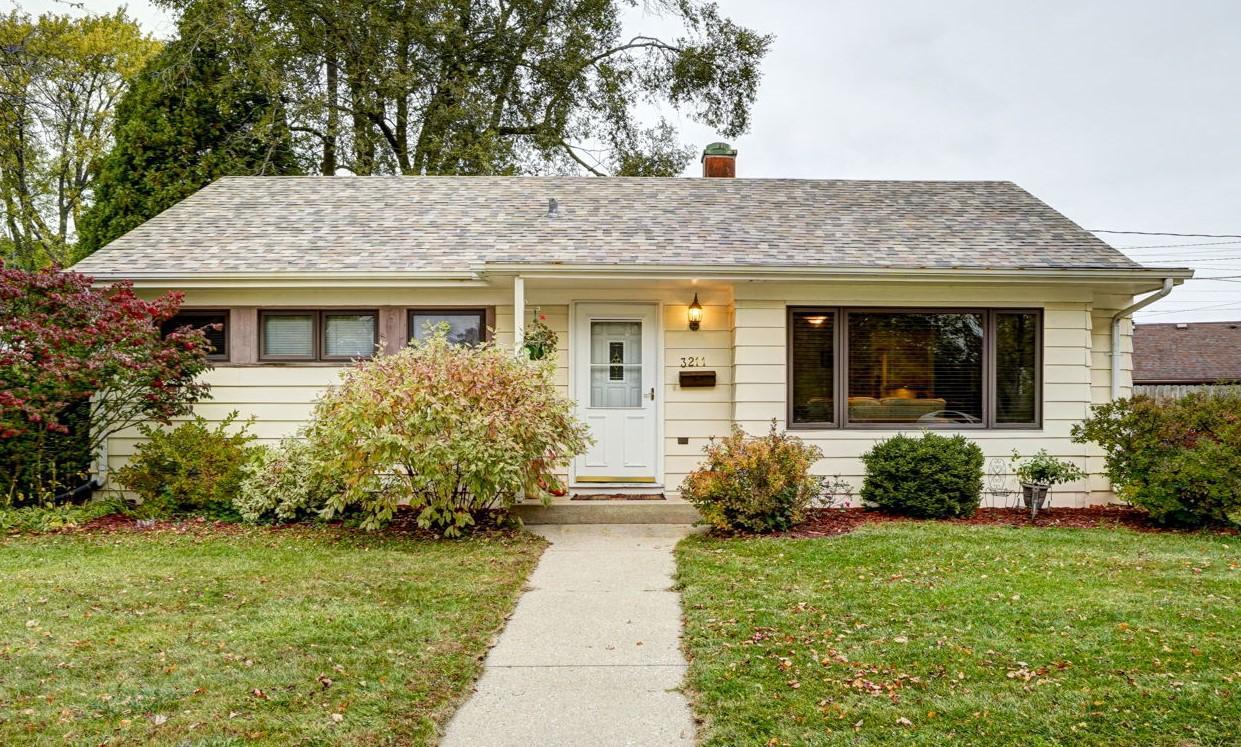3211 Lakeview Cir, Racine, WI 53402