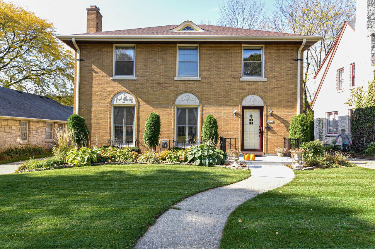 2513 N 81st St., Wauwatosa, WI 53213