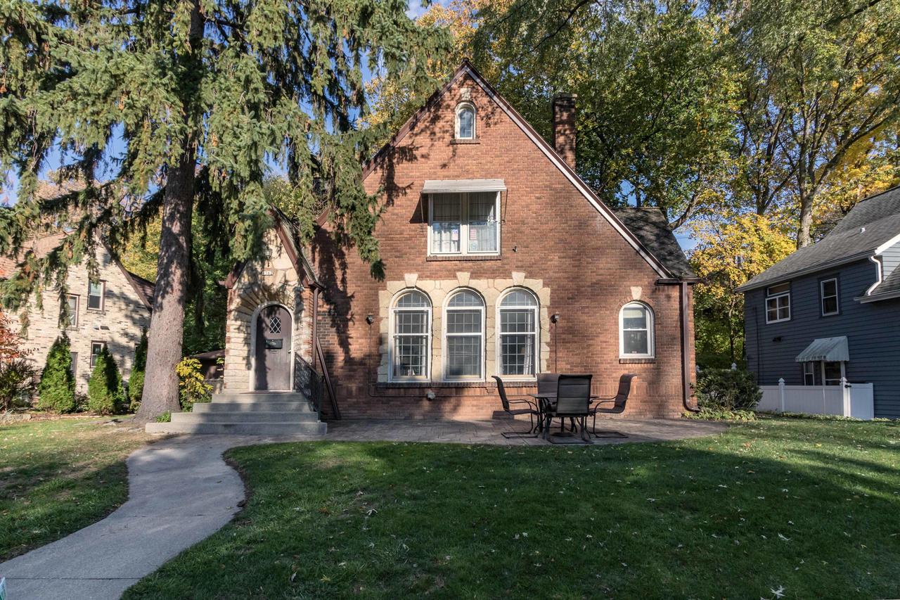 1362 Martha Washington Dr., Wauwatosa, WI 53213